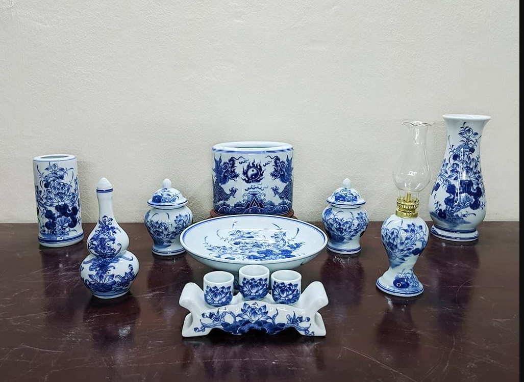 Thay hũ gạo muối nước trên ban thờ